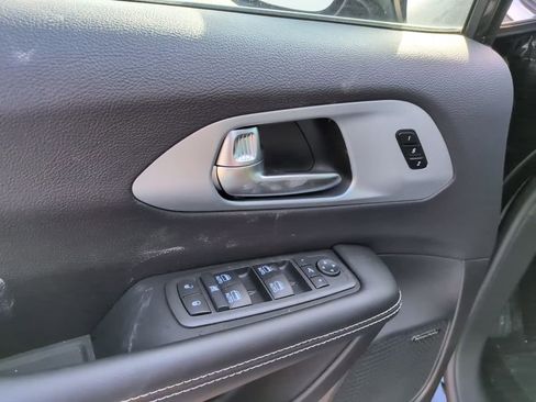 New 2026 Chrysler Pacifica Limited w/ Uconnect Theater Family Group image 20