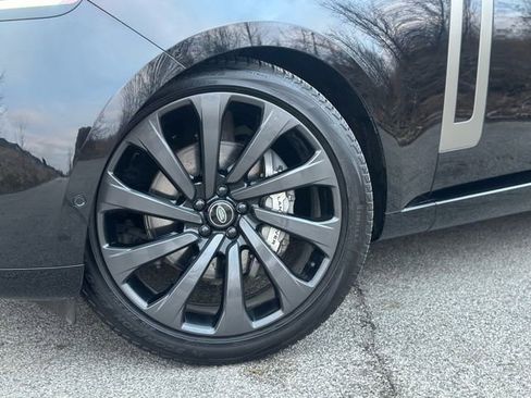 Used 2025 Land Rover Range Rover SE image 2