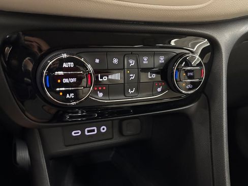 Used 2021 Buick Encore GX Essence FWD image 31