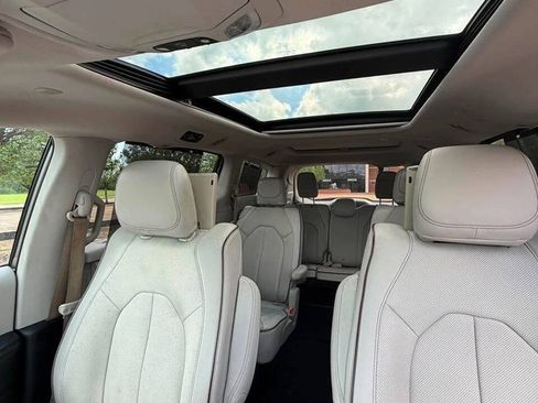 Used 2017 Chrysler Pacifica Limited FWD image 19