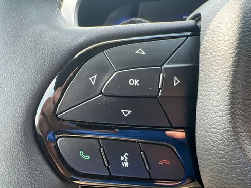 Used 2025 Chrysler Pacifica Limited FWD image 11