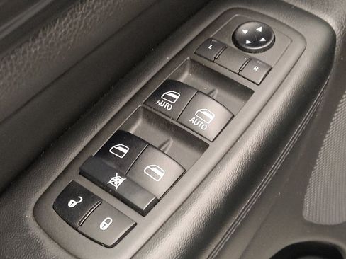 Used 2021 Jeep Grand Cherokee Laredo AWD/4WD image 27