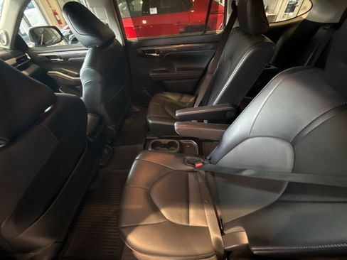 Used 2022 Toyota Highlander Limited image 12