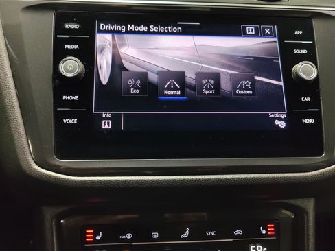 Certified 2022 Volkswagen Tiguan SE R-Line image 25