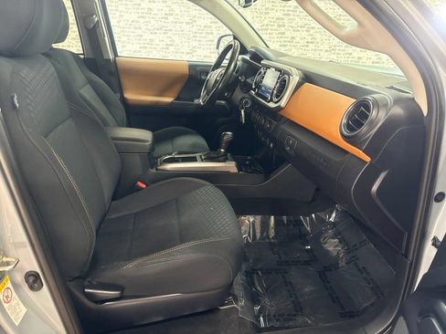 Used 2020 Toyota Tacoma SR5 AWD/4WD image 11