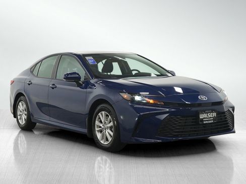 Used 2025 Toyota Camry LE image 7