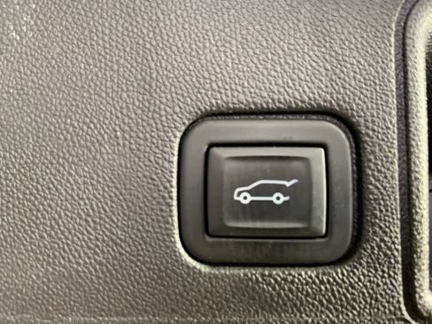 Used 2024 GMC Terrain SLT FWD image 11
