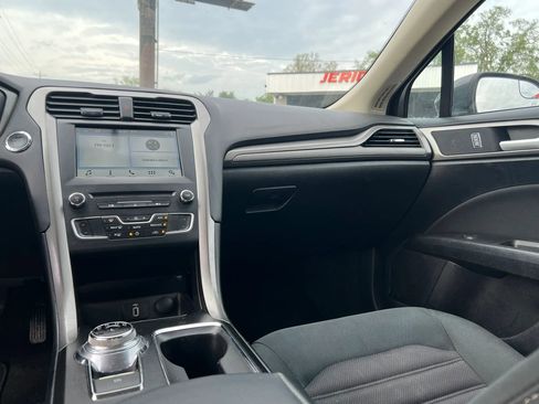 Used 2018 Ford Fusion SE FWD image 11