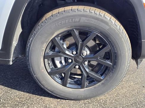 Used 2024 Jeep Grand Cherokee Altitude image 33