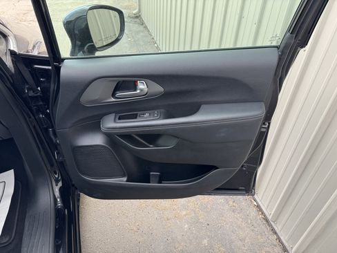 Used 2025 Chrysler Pacifica Select image 25