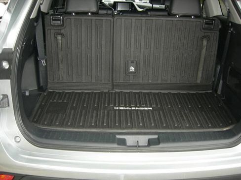 Used 2022 Toyota Highlander XLE image 19