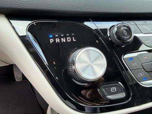 Used 2024 Chrysler Pacifica Touring-L FWD image 30