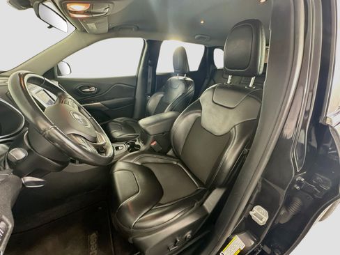 Used 2019 Jeep Cherokee Latitude Plus AWD/4WD image 13