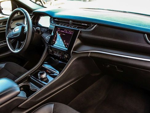 Used 2024 Jeep Grand Cherokee Altitude image 42