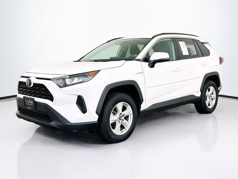 Used 2019 Toyota RAV4 LE image 3