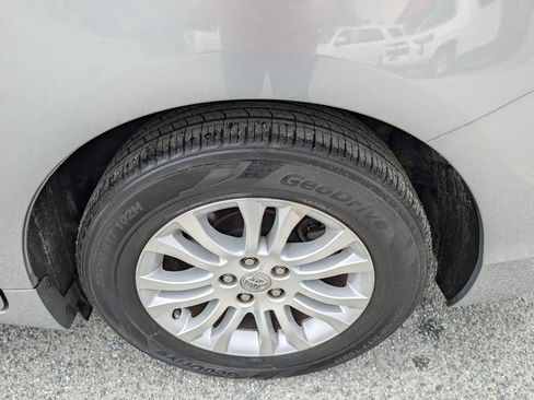 Used 2015 Toyota Sienna XLE Premium FWD image 9