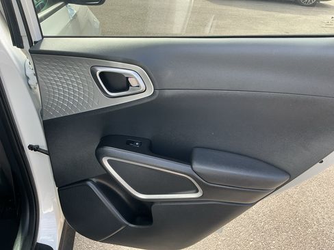 Used 2023 Kia Soul LX w/ LX Technology Package FWD image 14