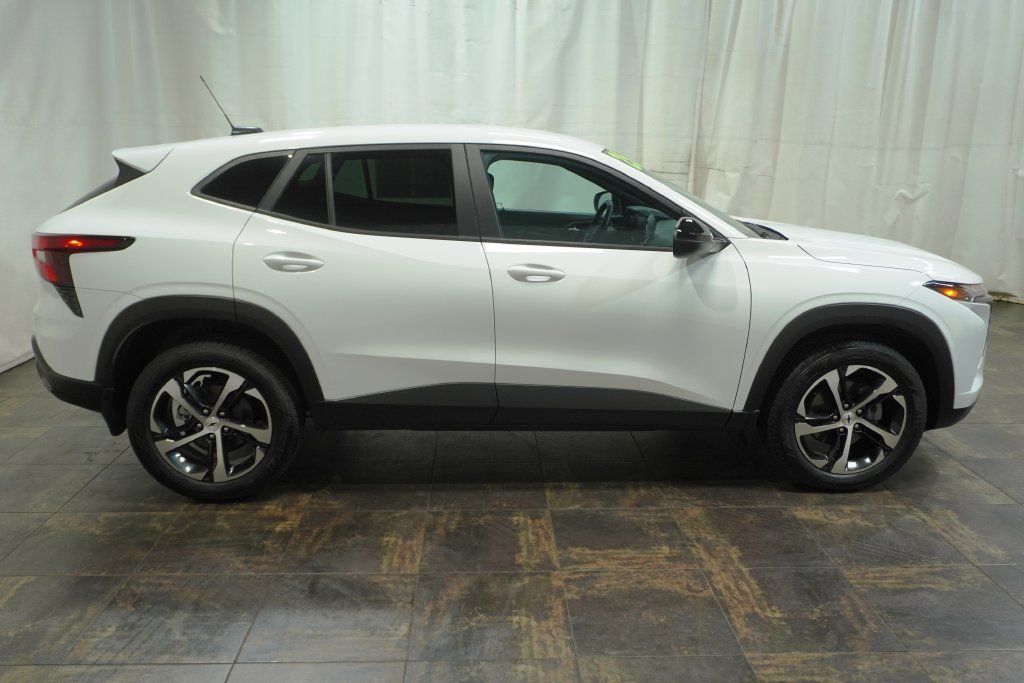Used 2025 Chevrolet Trax RS w/ Driver Confidence Package FWD image 4
