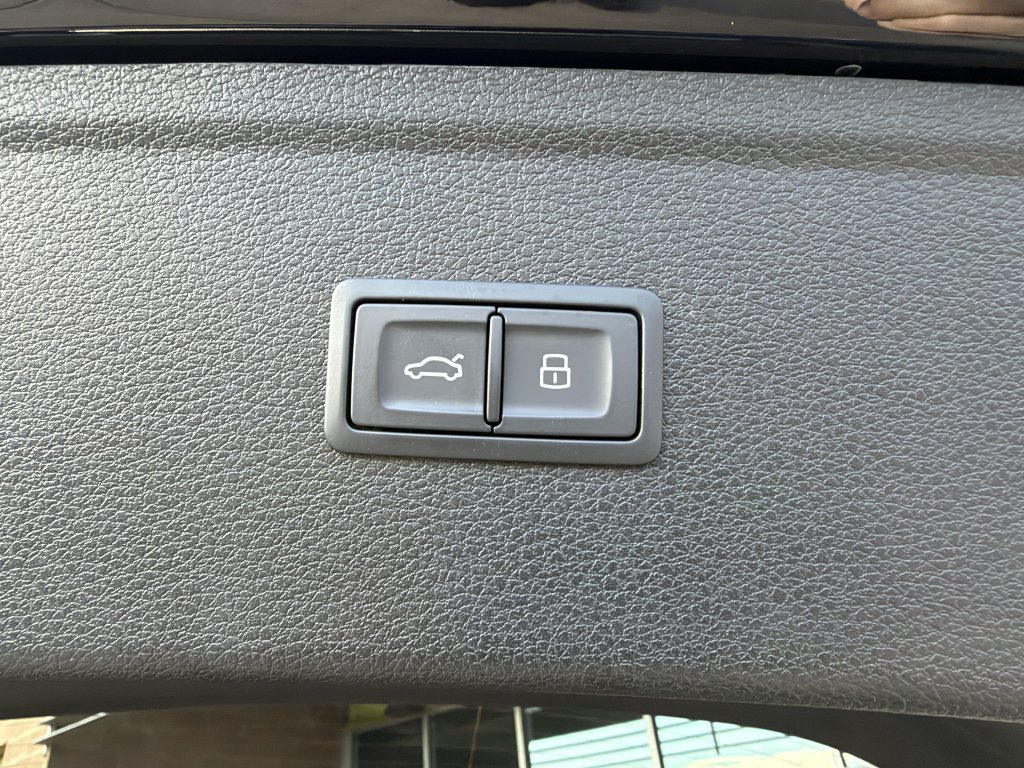 Used 2025 Audi Q5 e Premium AWD/4WD image 36