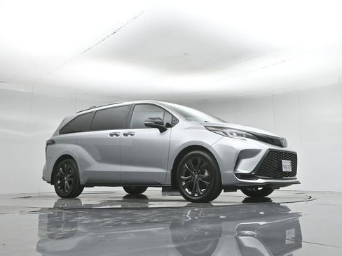 Used 2025 Toyota Sienna XSE w/ XSE Premium Package FWD image 4