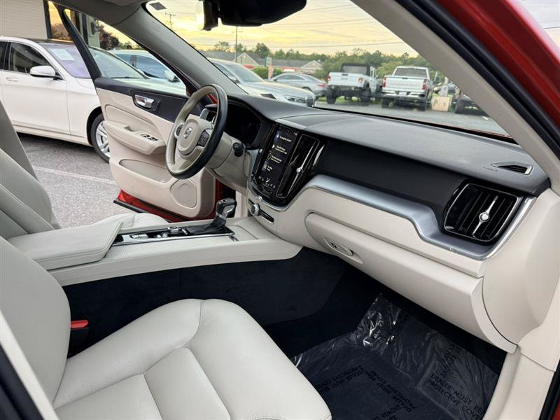 Used 2020 Volvo XC60 T5 Momentum AWD/4WD image 12