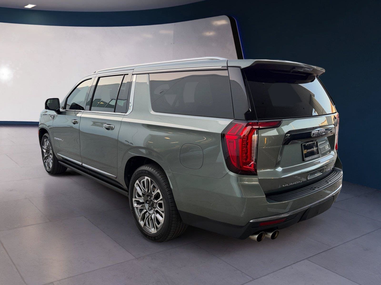 Used 2024 GMC Yukon XL Denali Ultimate AWD/4WD image 3
