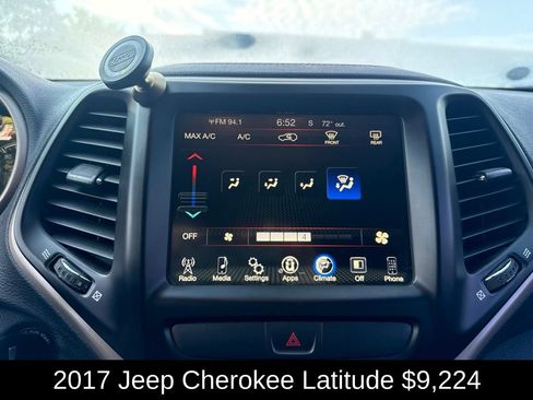 Used 2017 Jeep Cherokee Latitude FWD image 25