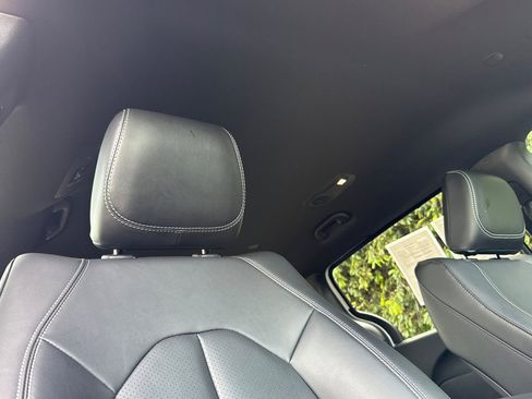 Used 2025 Chrysler Voyager LX image 17