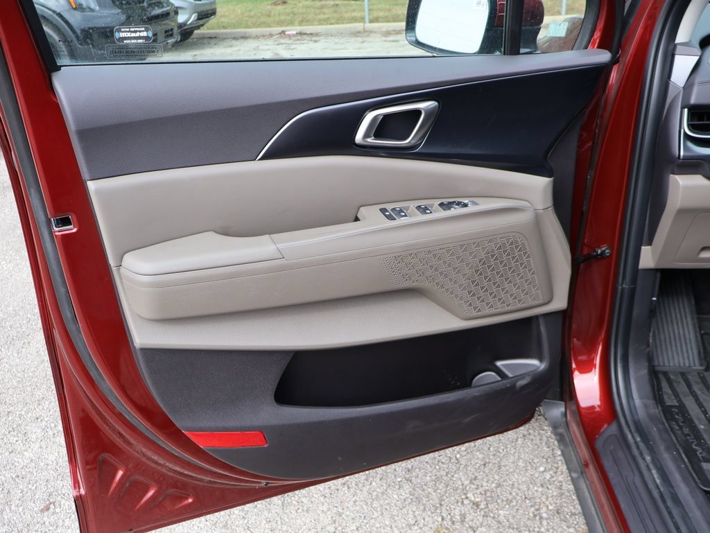 New 2025 Kia Carnival FWD image 21