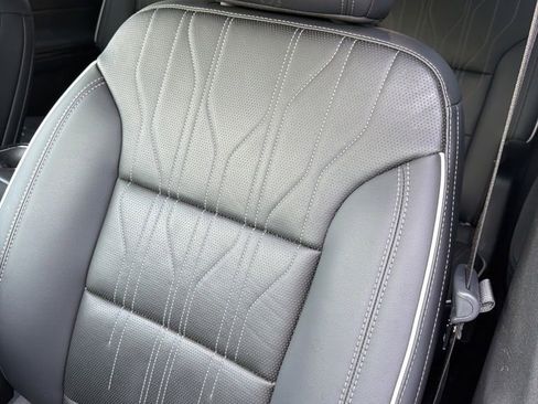 Used 2025 Buick Enclave Avenir w/ Super Cruise Package FWD image 5