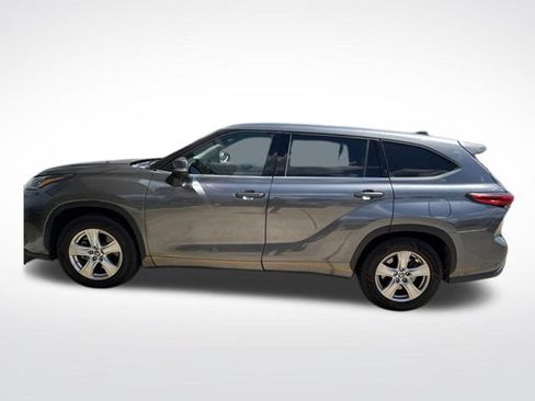 Used 2020 Toyota Highlander LE FWD image 2