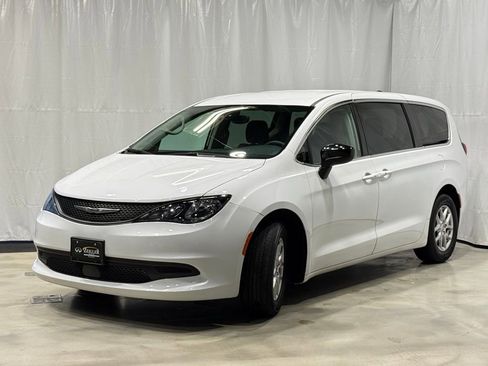 Used 2024 Chrysler Voyager LX image 2