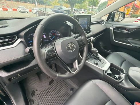 Used 2021 Toyota RAV4 XLE Premium AWD/4WD image 9