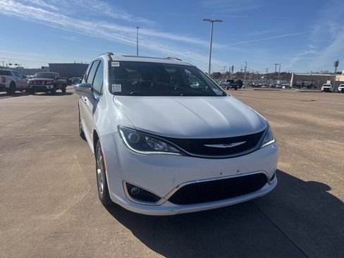Used 2018 Chrysler Pacifica Limited image 2