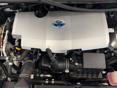 Certified 2019 Toyota Prius L Eco FWD image 33