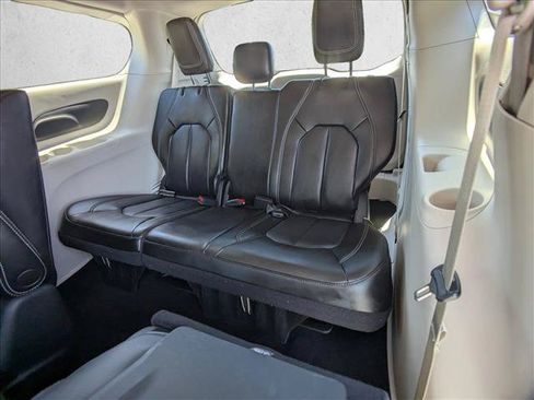 Used 2023 Chrysler Pacifica Touring-L FWD image 19
