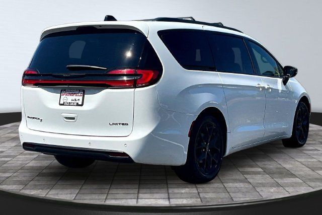Used 2025 Chrysler Pacifica Limited FWD image 6