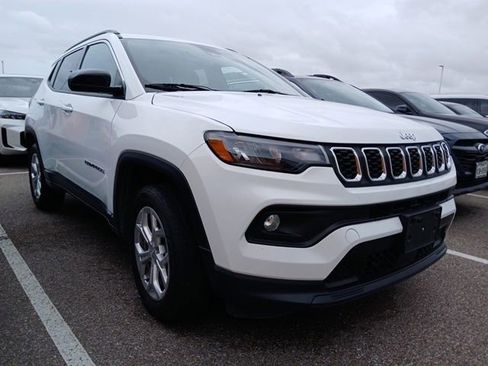 Used 2024 Jeep Compass Latitude AWD/4WD image 2