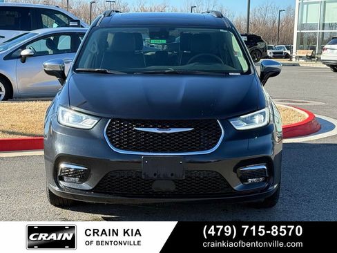 Used 2023 Chrysler Pacifica Limited FWD image 2