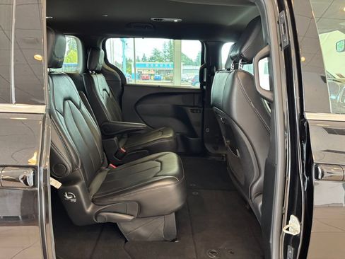 Used 2025 Chrysler Pacifica Select FWD image 24