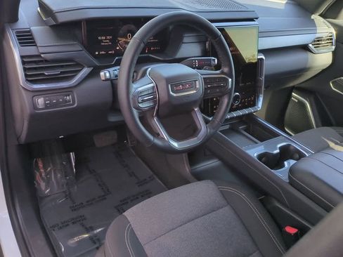 Used 2025 GMC Acadia Elevation image 10