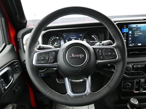 Used 2025 Jeep Wrangler Unlimited Sahara AWD/4WD image 15