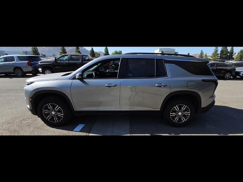 Used 2024 Chevrolet Traverse LT w/ Trailering Package FWD image 3