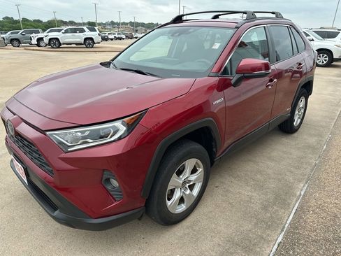 Used 2021 Toyota RAV4 XLE AWD/4WD image 3