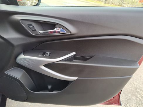 Used 2025 Chevrolet Trax LS image 32