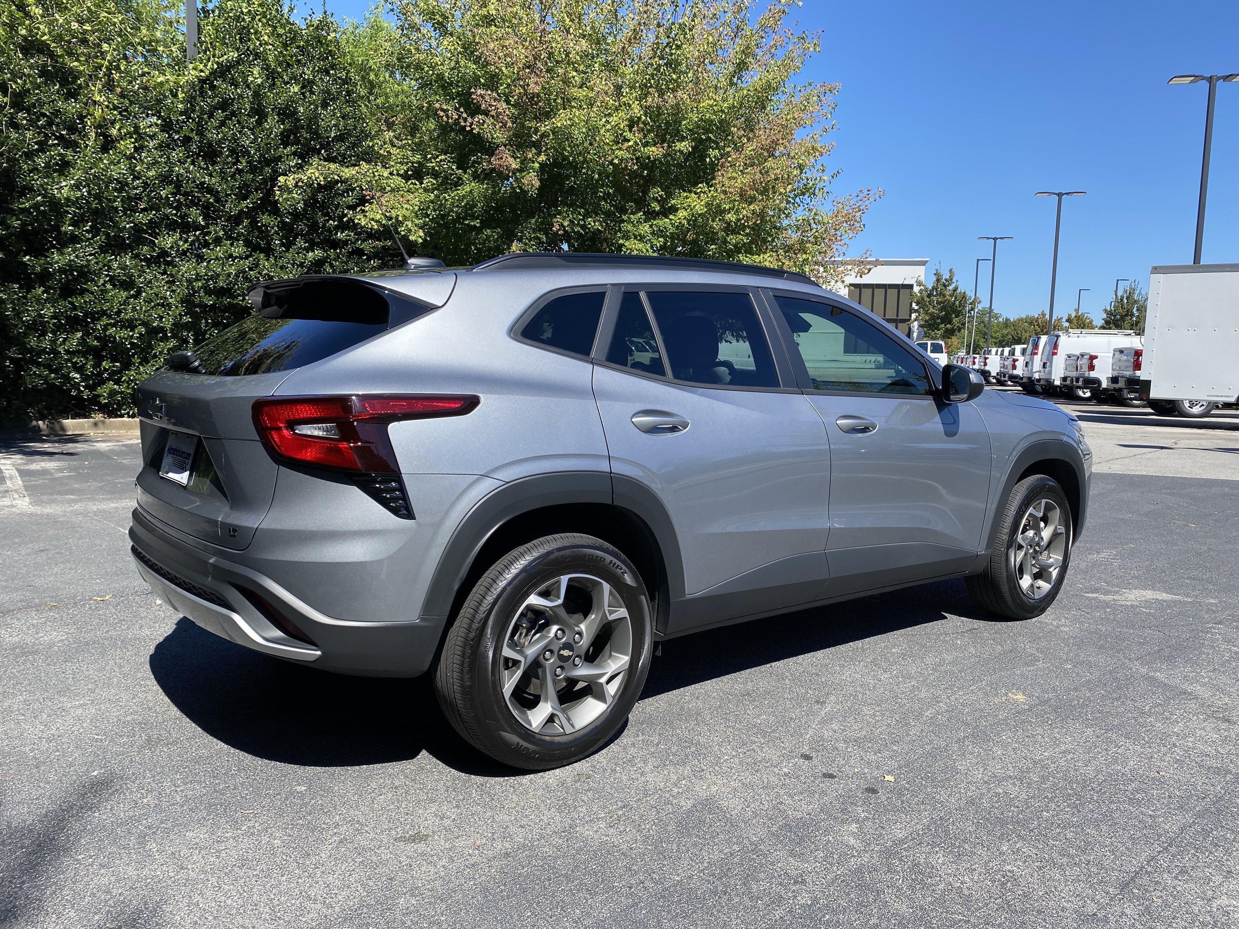 Used 2025 Chevrolet Trax LT w/ Sunroof Package FWD image 9