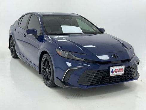 Used 2025 Toyota Camry SE w/ Convenience Package image 2