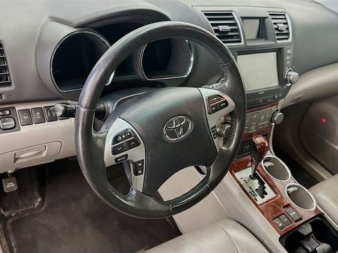 Used 2012 Toyota Highlander Limited w/ Tow Pkg AWD/4WD image 18