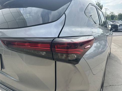 Used 2024 Toyota Highlander Limited FWD image 42