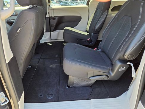 Used 2022 Chrysler Voyager LX FWD image 11